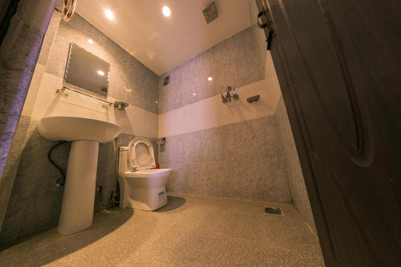 Hotel Chhimeki Катманду Экстерьер фото
